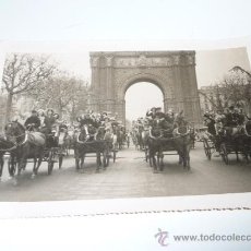 Fotografía antigua: PRECIOSA FOTOGRAFIA DE CARRUAJES EN ARCO DE TRIUNFO DE BARCELONA, ORIGINAL.. Lote 36856961