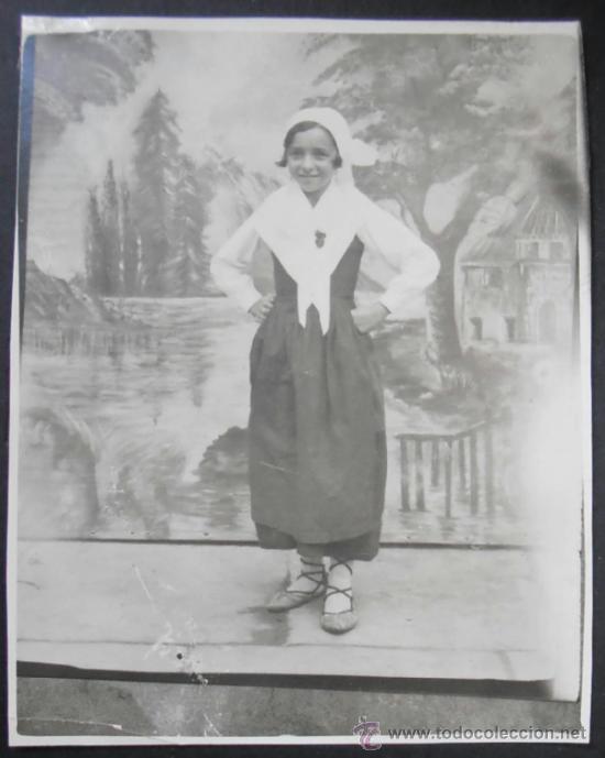 Fotograf&iacute;a antigua: FOTOGRAFIA 8.5X7 CM APROX,NI&Ntilde;A VESTIDA CON TRAJE REGIONAL, (1659)