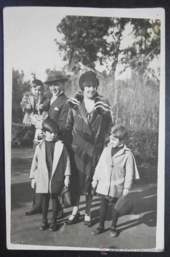 Alte Fotografie: FOTOGRAFIA 13.5X9 CM APROX,GRUPO FAMILIAR EN EL PARQUE,(1837)