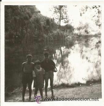 Fotograf&iacute;a antigua: :::: Q382 - FOTOGRAFIA - TRES JOVENCITOS JUNTO A UN RIO