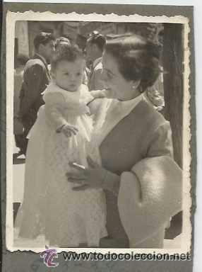 Fotograf&iacute;a antigua: :::: E715 - FOTOGRAFIA - HERMOSA JOVEN CON BEBE EN MANTILLAS EN BRAZOS - 1954