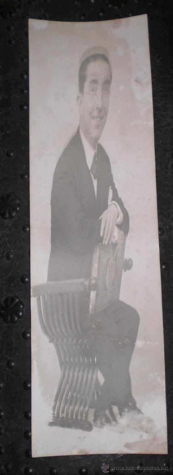 Fotograf&iacute;a antigua: Curiosa fotograf&iacute;a distorsionada. Hombre sentado. A&ntilde;os 30. Gran tama&ntilde;o 50x15 cm.