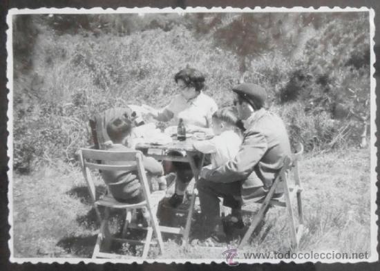 Antique Photography: FOTOGRAFIA 10X7 APROX,GRUPO FAMILIAR COMIENDO EN EL CAMPO, (2236)