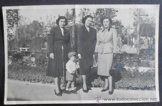 Fotograf&iacute;a antigua: FOTOGRAFIA 14X9 CM APROX,GRUPO FAMILIAR EN EL PARQUE,ESCUDER, (2526)