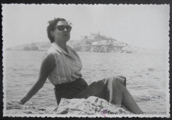 Fotograf&iacute;a antigua: FOTOGRAFIA 14X9 CM APROX,SE&Ntilde;ORITA POSANDO AL FONDO &iquest;PE&Ntilde;ISCOLA?,1954, (2536)