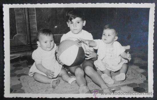 Fotograf&iacute;a antigua: FOTOGRAFIA 14X9 CM APROX,NI&Ntilde;OS CON UNA PELOTA, (2539)