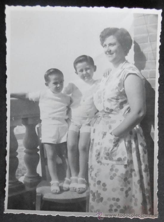 Fotograf&iacute;a antigua: FOTOGRAFIA 14X9 CM APROX,MADRE CON SUS DOS HIJOS EN UN BALCON,VALENCIA,1955, (2544)