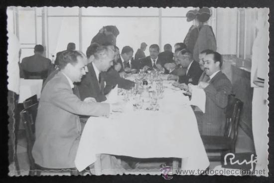 Fotograf&iacute;a antigua: FOTOGRAFIA 14X9 CM APROX,COMIDA DE AMIGOS,RUFA,VALENCIA,1956, (2545)