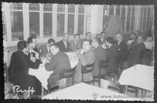 Fotograf&iacute;a antigua: FOTOGRAFIA 14X9 CM APROX,GRUPO DE AMIGOS COMIENDO,RUFA,VALENCIA,1956, (2550)