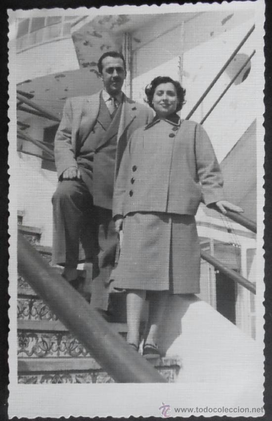 Fotograf&iacute;a antigua: FOTOGRAFIA 14X9 CM APROX,MATRIMONIO POSANDO EN UNA ESCALERA,RUFA, (2568)