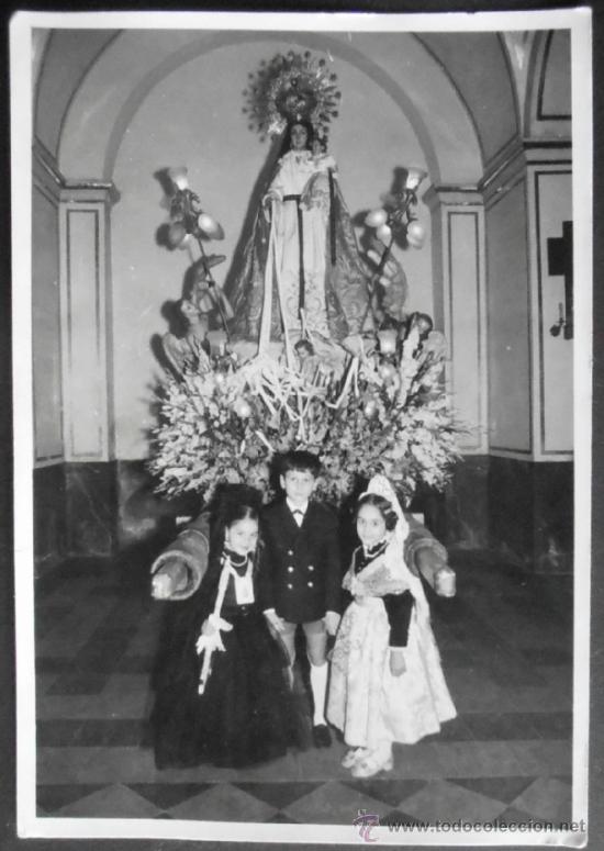 Fotograf&iacute;a antigua: FOTOGRAFIA 17X12 CM APROX,FALLERITA Y DOS NI&Ntilde;OS MAS DELANTE DE LA VIRGEN, (2777)