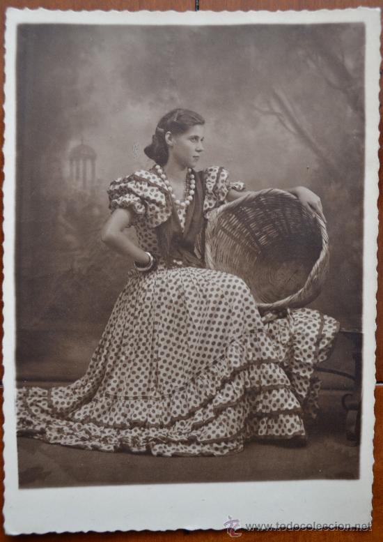 Fotografia antiga: BONITA FOTO DE MUJER POSANDO CON TRAJE FOLCL&Oacute;RICO Y CANASTA.FOTOGRAF&Iacute;A QUIJANO SAN FERNANDO SEP 1949