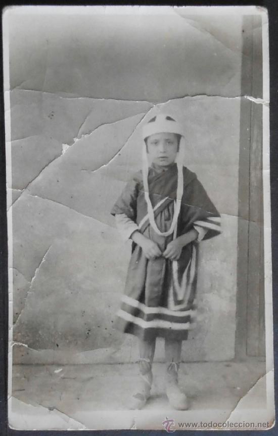 Alte Fotografie: (3195)FOTOGRAFIA 14X9 CM APROX,NI&Ntilde;O DISFRAZADO DE ROMANO,GRIEGO,EGIPCIO...,