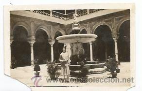 Fotografia antica: ^^^ D11 533 - FOTOGRAFIA PEQUE&Ntilde;O FORMATO - GUAPA JOVEN AL LADO DE UNA FUENTE - 7 X 4,5 CM.