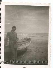 Fotografia antica: ^^^ D11 558 - FOTOGRAFIA PEQUE&Ntilde;O FORMATO - JOVEN APOYADO EN UNA BARCA - 6 X 4,5 CM.