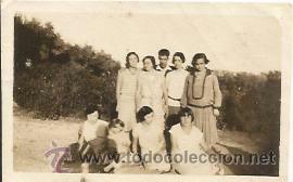 Fotografia antica: ^^^ D11 559 - FOTOGRAFIA PEQUE&Ntilde;O FORMATO - GRUPO DE AMIGOS - 7 X 4,5 CM.