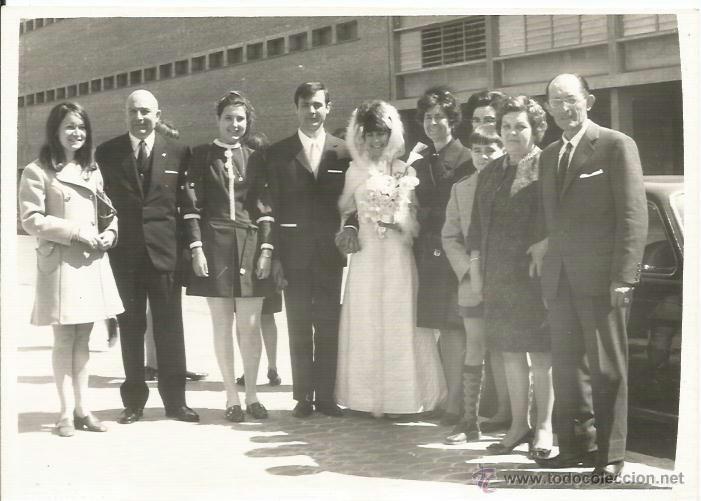 Fotograf&iacute;a antigua: ^^^ FF84 - FOTOGRAFIA - PAREJA DE NOVIOS CON SUS FAMILIARES - 18 X 13 CM.