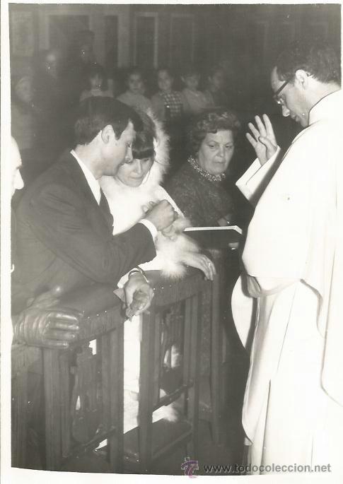 Fotograf&iacute;a antigua: *** FF85 - FOTOGRAFIA - PAREJA DE NOVIOS EN EL ALTAR - 18 X 13 CM.