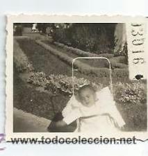 Fotograf&iacute;a antigua: ^^^ D11 - 229 - FOTOGRAFIA PEQUE&Ntilde;O FORMATO - BEB&Eacute; EN SU COCHECITO - 1950 - 5,5 X 4,5 CM.