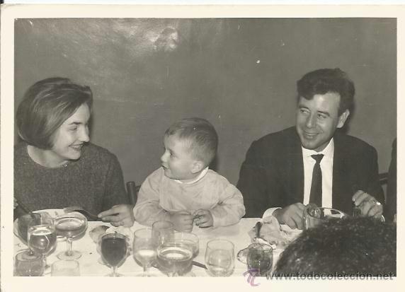 Fotografia antica: ^^^ D558 - FOTOGRAFIA - PAREJA CON SU NI&Ntilde;O EN UN BANQUETE