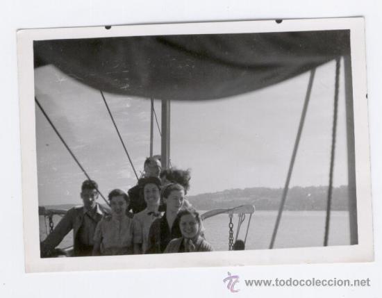 Fotografia antica: GRUPO DE CHICOS Y CHICAS EN UN BARCO