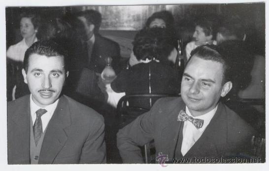 Fotografia antica: DOS CHICOS CONVERSANDO