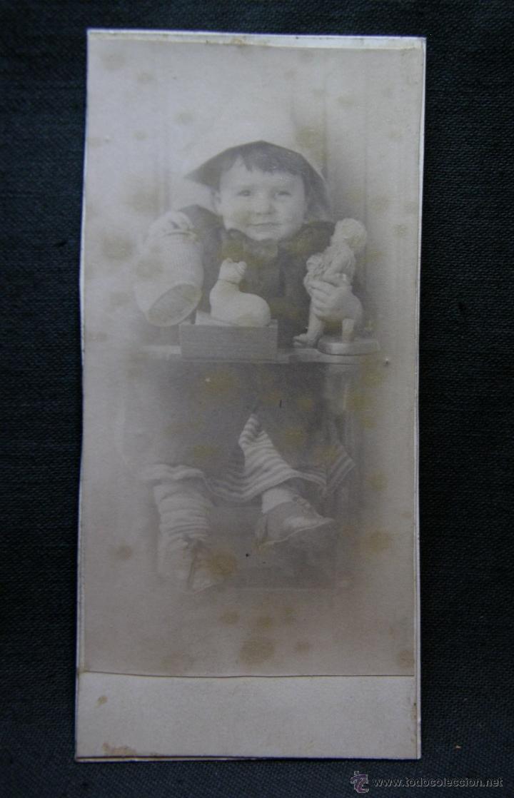 Antique Photography: fotograf&iacute;a ni&ntilde;o bebe en su silla con gorro de papel y juguetes probablemente Habana cuba siglo XIX