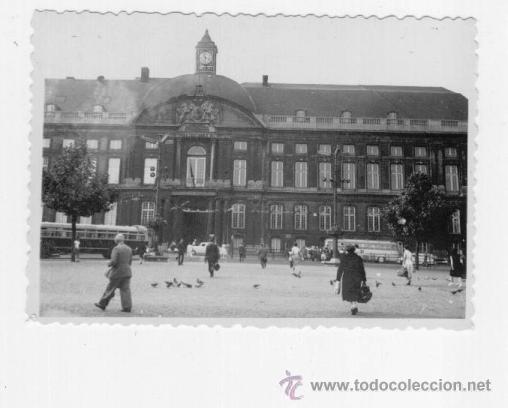 Fotograf&iacute;a antigua: FOTO TOMADA EN LIEJA (BELGICA) EN 1958. COCHES Y AUTOBUSES DE LA EPOCA.