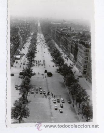 Fotograf&iacute;a antigua: VISTA AEREA DE LA CIUDAD DE PARIS. A&Ntilde;O 1955. COCHES DE LA EPOCA.
