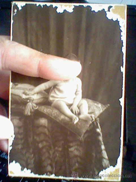 Alte Fotografie: Foto ni&ntilde;a o ni&ntilde;o sobre cojin foto Yruela  antigua a&ntilde;os 20 fotografia postal