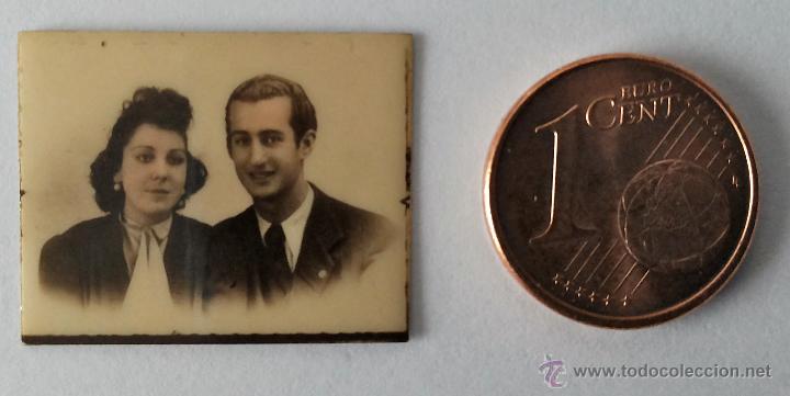 Fotografia antiga: PEQUE&Ntilde;&Iacute;SIMA FOTOGRAF&Iacute;A ANTIGUA DEL BUSTO DE UN MATRIMONIO, DE 2,3 x 1,8 CM. MINIATURA.