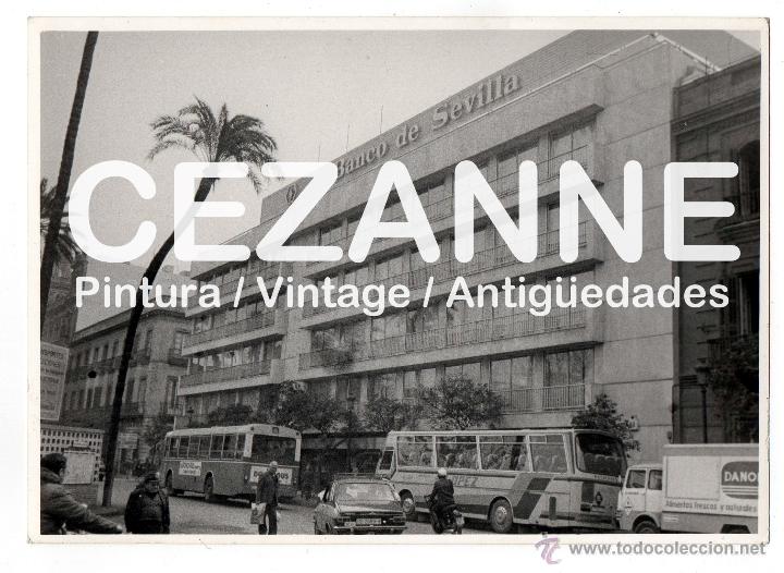 Fotograf&iacute;a antigua: RUMASA. BANCO DE SEVILLA. PLAZA NUEVA. 1983. RENAULT 12. ANIMADA. 13 X 18. B/N. MARIANO