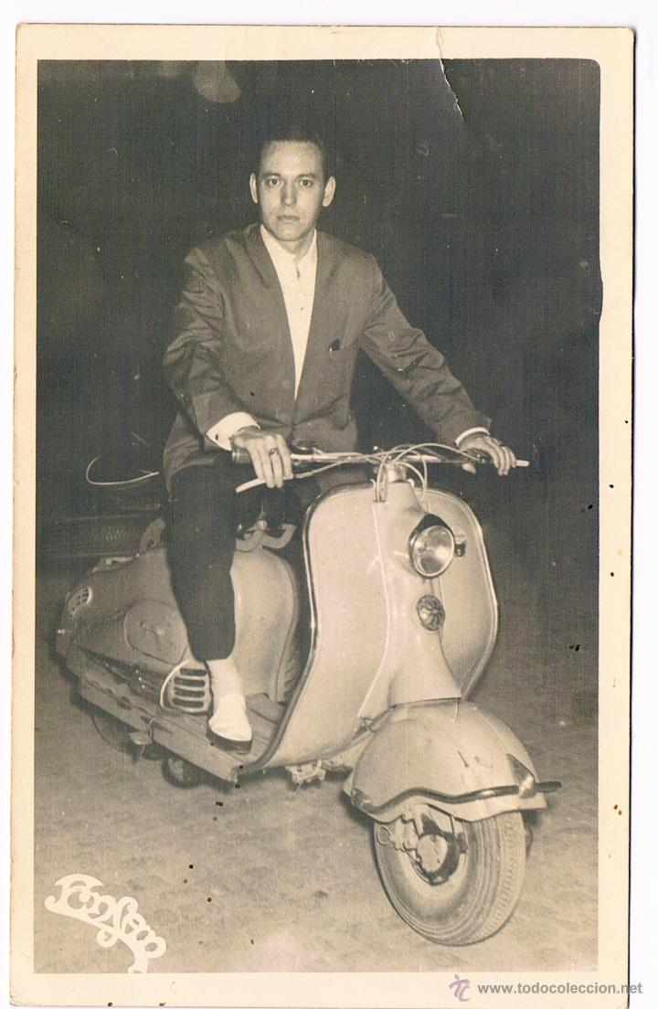 Fotograf&iacute;a antigua: HOMBRE EN VESPA
