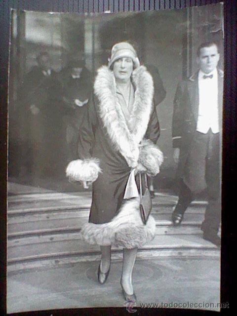 Fotograf&iacute;a antigua: foto press reina Victoria Eugenia saliendo hotel Paris tama&ntilde;o aprox postal