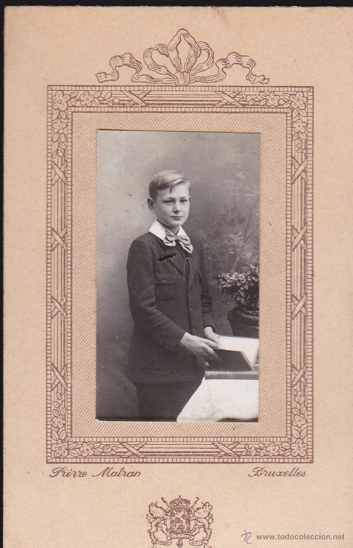Fotografia antica: NI&Ntilde;O POSANDO CON LIBRO ABIERTO A&Ntilde;OS 1920