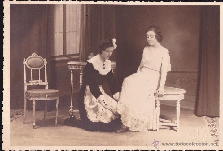 Fotografia antiga: SIRVIENTA VISTIENDO A DAMA A&Ntilde;OS 1920 APROXIMADAMENTE