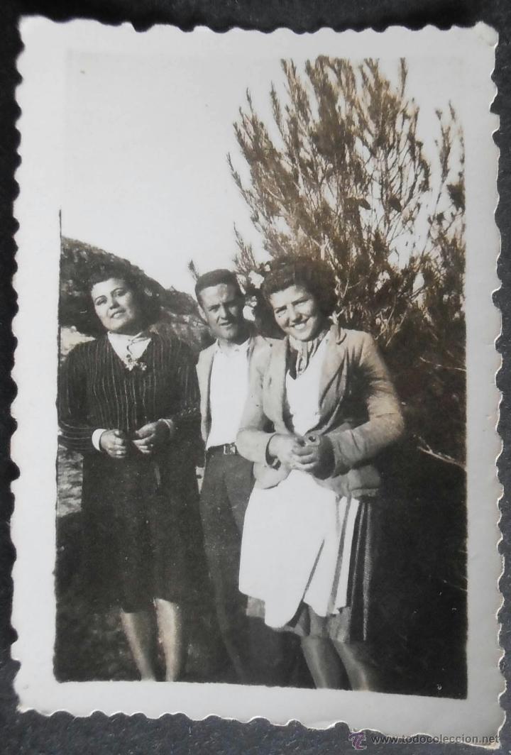 Fotografia antica: (4073)FOTOGRAFIA 6.5X4 CM APROX,GRUPO FAMILIAR EN EL CAMPO,