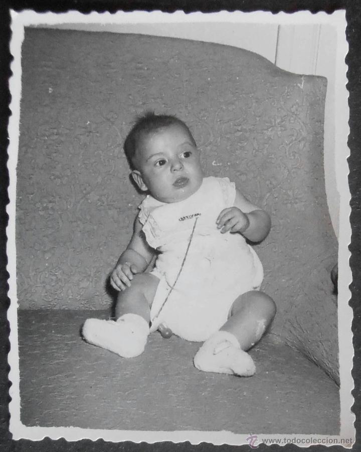 Antique Photography: (4172)FOTOGRAFIA 8.5X6 CM APROX,NI&Ntilde;O POSANDO EN UN SOFA,