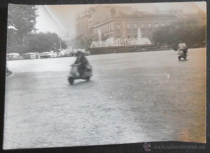 Fotograf&iacute;a antigua: (4404)FOTOGRAFIA 10.5X7.5 CM APROX,DOS VESPAS CIRCULANDO POR UNA PLAZA,