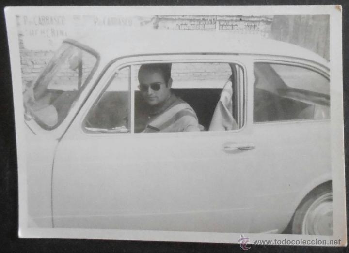 Fotograf&iacute;a antigua: (4419)FOTOGRAFIA 10.5X7.5 CM APROX,CABALLERO EN UN SEAT 600,CARTEL PEDRO CARRASCO AL FONDO,