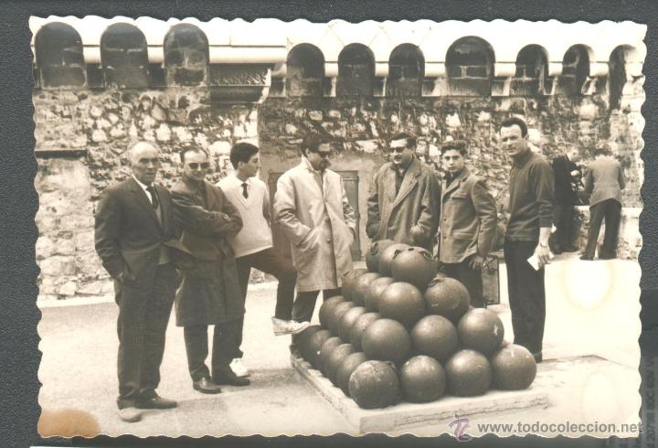 Fotograf&iacute;a antigua: se&ntilde;ores junto a bombas