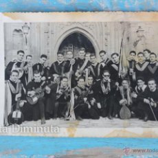 Fotografía antigua: ANTIGUA FOTOGRAFIA DE TORRELAGUNA - AÑO 1955 - LA TUNA EN LA IGLESIA DE LA MAGDALENA - 17,5 X 11,5 C