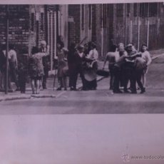 Fotografía antigua: FOTOGRAFÍA ORIGINAL AGENCIA EUROPA PRESS - BAÑO DE SANGRE EN BELFAST - 1971. Lote 44001093