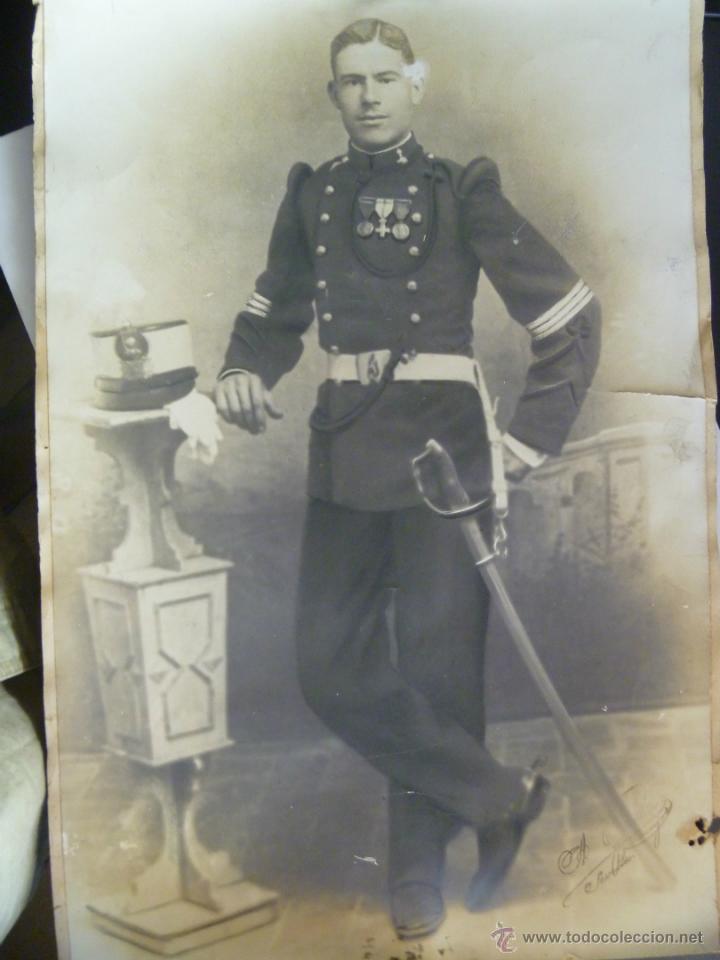 Fotograf&iacute;a antigua: ENORME FOTO SARGENTO ARTILLERIA MONTADA, CON FORRAJERA , SABLE Y MEDALLAS , SIGLO XIX . 30 x 46 CM