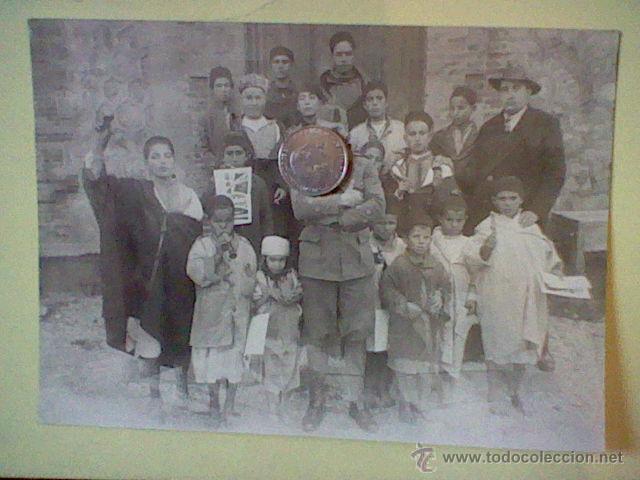 Fotograf&iacute;a antigua: FOTOGRAFIA antigua  militar creo oficial legi&oacute;n posando con ni&ntilde;os con regalos creo Marruecos 16 x 12