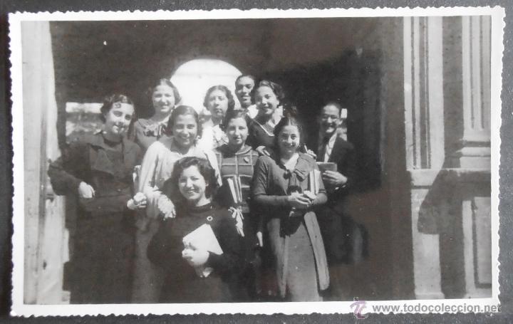 Fotografia antiga: (5344)FOTOGRAFIA 14X9 CM APROX,GRUPO DE SE&Ntilde;ORITAS EN LA PUERTA DEL INSTITUTO,VALENCIA 1936