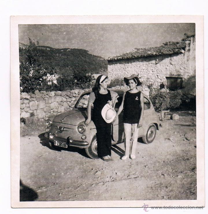 Fotograf&iacute;a antigua: dos chicas y seat 600 - Foto 1