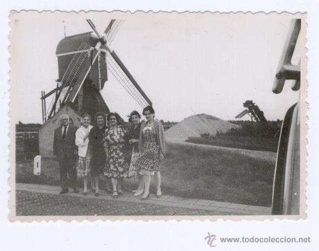 Fotograf&iacute;a antigua: HOLANDA 1958 - GENTE AL LADO DE UN MOLINO
