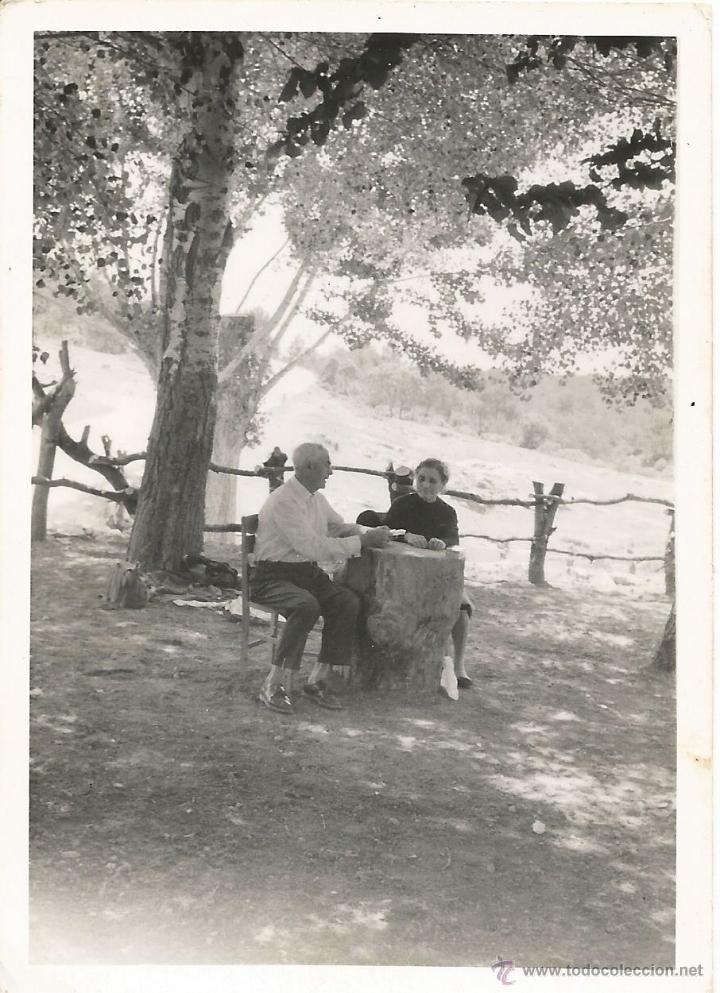 Fotograf&iacute;a antigua: :::: A592 - FOTOGRAFIA - PAREJA EN EL CAMPO