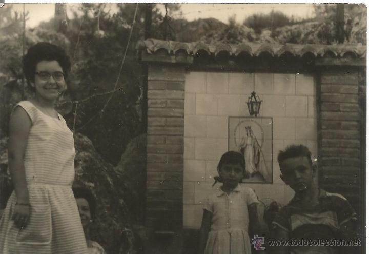 Fotografia antica: :::: K566 - FOTOGRAFIA - TRES JOVENCITOS EN UNA FUENTE